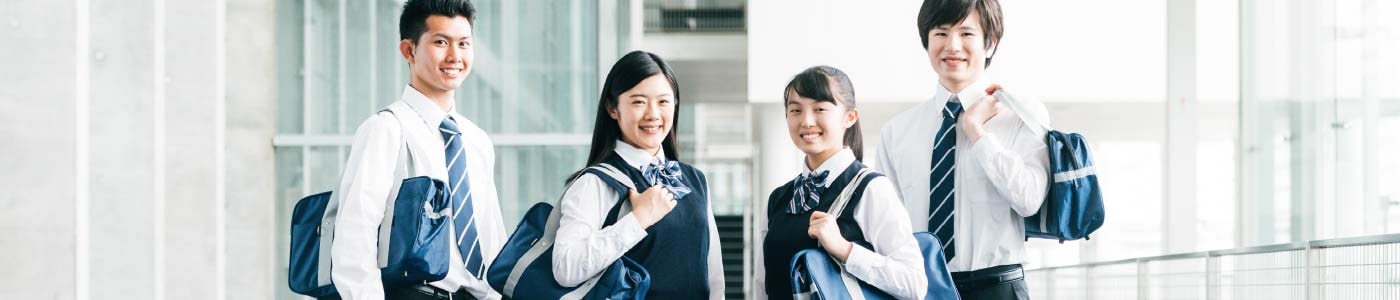 男女4人の高校生イメージ