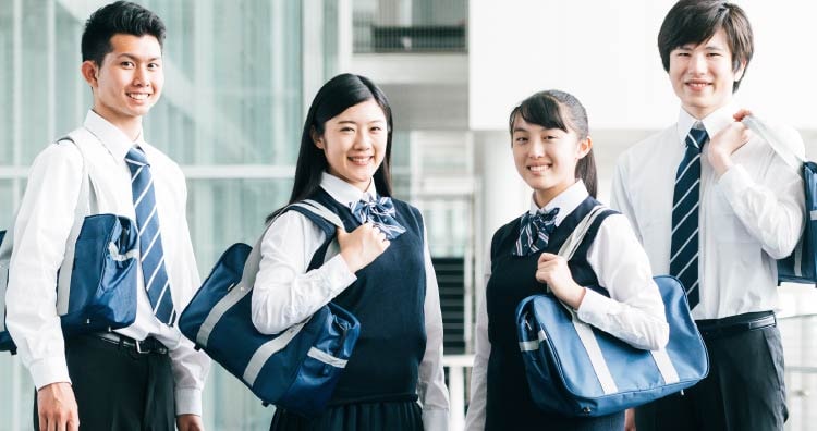 男女4人の高校生イメージ