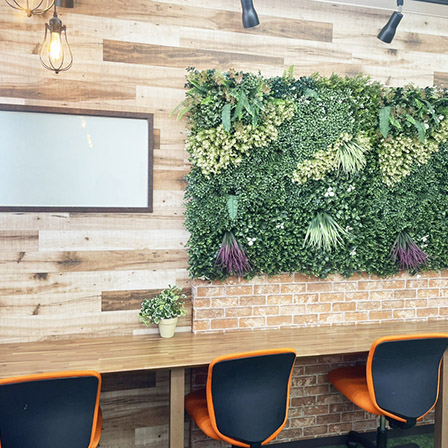 写真:ウッド調のお洒落な学習スペース